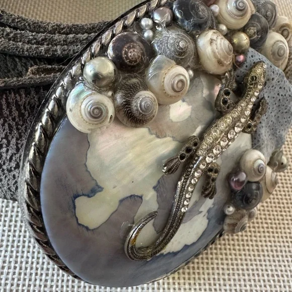 Hand crafted belt buckle with seashells and vintage pin - Picture 3 of 6